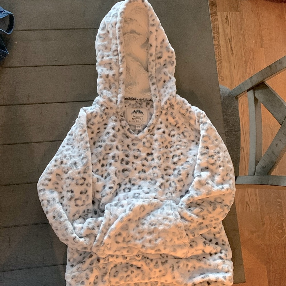 Girls fluffy cuddly plush pullover.smoke free household.